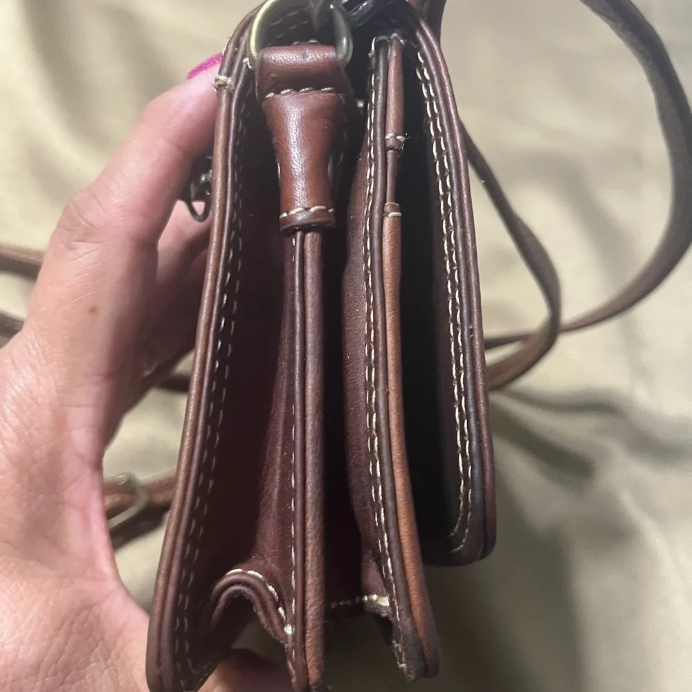 Elegant Rugged Earth Medium Brown Leather Crossbody Bag Adjustable Strap